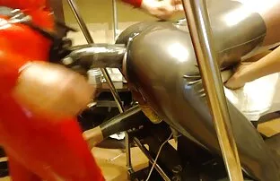 XXX 乳首をつまみ、レズビアンのおっぱいを吸う胸を打ちます 無理やり セックス 無料 動画