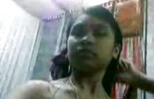 XXX 女の子fucks barebackのソファ エロ 動画 むりやり