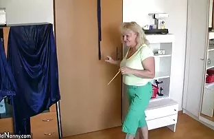 XXX -ジェナ正義は、ファンのために彼女の猫をこすり 無理やり えろ 動画