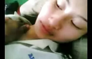 XXX 私の娘に触れないでください-私の父の友人と歩いて自由にしてください。 素股 無理矢理