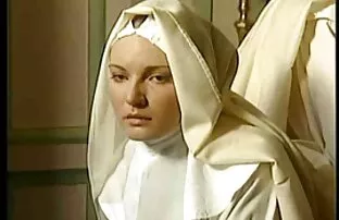 XXX カプリはハード打撃のために彼女のお尻を開きます 無理やり イラマチオ 動画